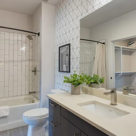 Holiday home New Modern 2bdr In Walkable Midtown W Gym Pool Honkey-tonk By Avantstay Nashville