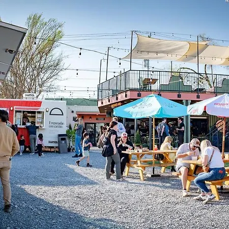 Perfect Cma Fest Hq, Rooftop 10 Mins To Downtown, Garage, Ping Pong, Karaoke, Axe Throwing, Shuffleboard, 10 Mins To Broadway, 5 Mins To Five Points, Perfect For Bachelors Or Bachelorettes, 24 Hr Hospitality Holiday home