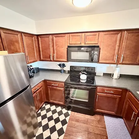 Walk To Broadway! 2br2bath Condo, Sleeps 6, Pool Apartment Nashville