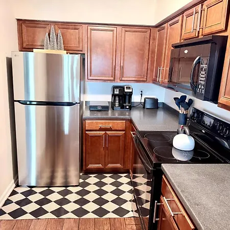 Walk To Broadway! 2br2bath Condo, Sleeps 6, Pool *
