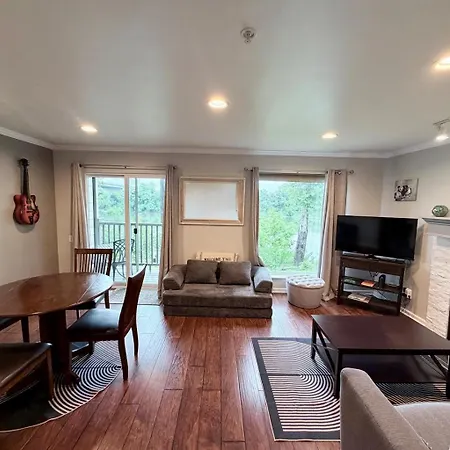 Walk To Broadway! 2br2bath Condo, Sleeps 6, Pool Apartment