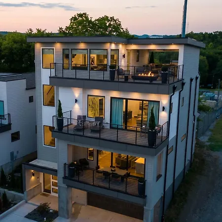 Modern Luxury Hot Tub Mini Golf Elevator Views Holiday home