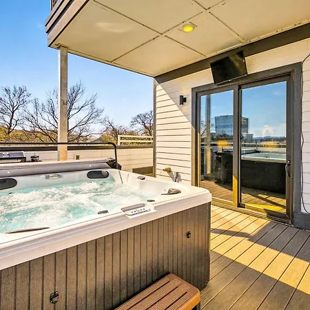 Luxury Retreat: Rooftop Hot Tub Double Deck & Game * Nashville