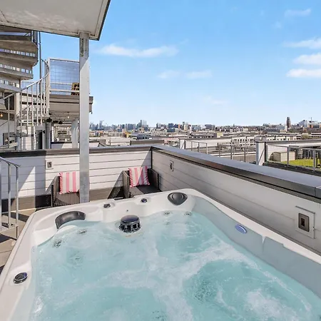 Luxury Retreat: Rooftop Hot Tub Double Deck & Game Holiday home *