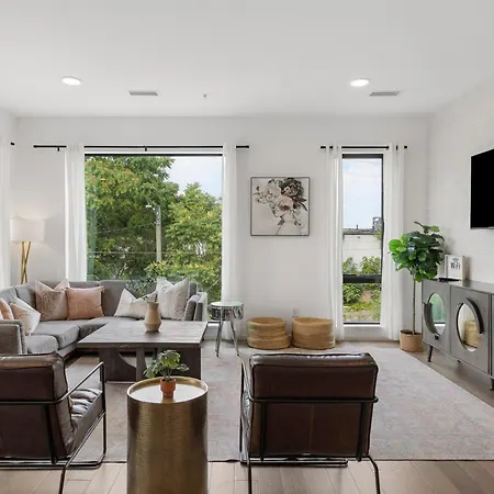 Luxury On The River 4 Beds 2.5 Bath, Walk To Downtown Apartment