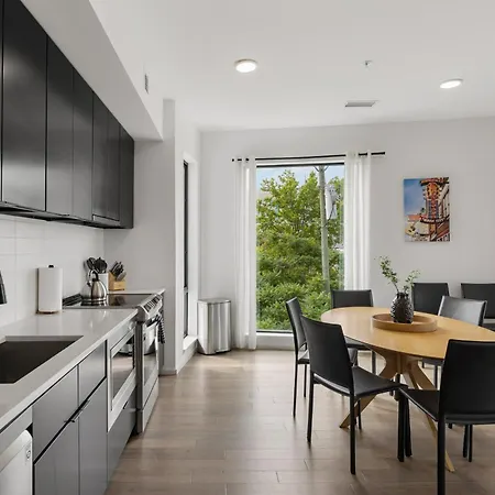 Luxury On The River 4 Beds 2.5 Bath, Walk To Downtown Apartment