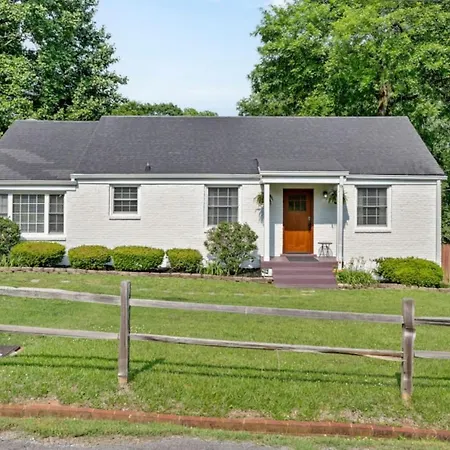 Inglewood East - Large Yard & Private Deck - Free Parking Holiday home