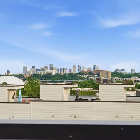 Holiday home Rooftop Skyline Views Dt Nash Sleeps 12