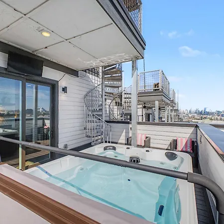 Luxury Retreat: Rooftop Hot Tub Double Deck & Game Holiday home Nashville