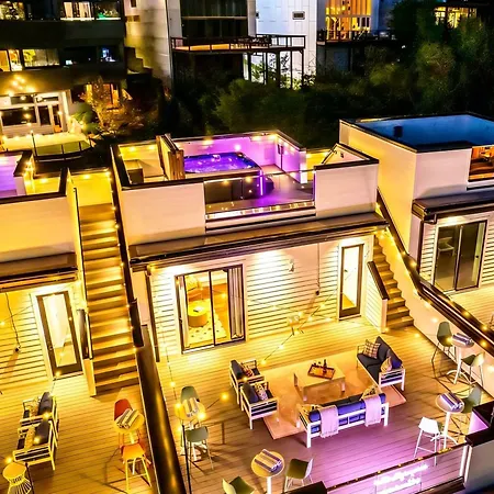 New Nash Eras - 15 Beds - Hot Tub On Rooftop Deck Holiday home Nashville