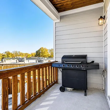 Holiday home 3 Bedroom Home- Huge Yard For Pets 4 Miles To Broadway Nashville
