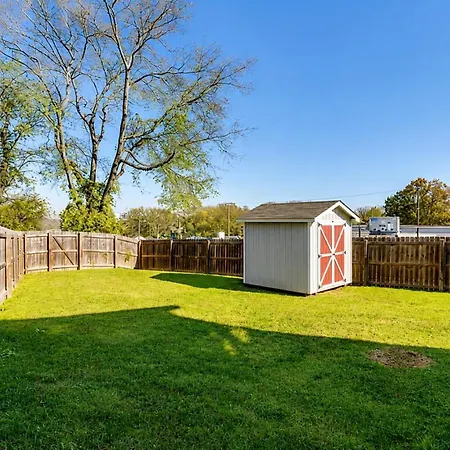 Holiday home 3 Bedroom Home- Huge Yard For Pets 4 Miles To Broadway *