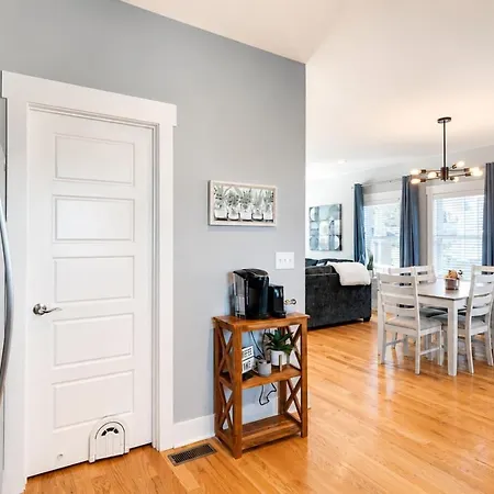 3 Bedroom Home- Huge Yard For Pets 4 Miles To Broadway