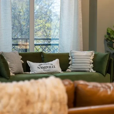 Luxury Townhome! Rooftop-game Room! Near Broadway!