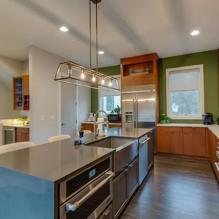Luxury Townhome! Rooftop-game Room! Near Broadway! * Nashville