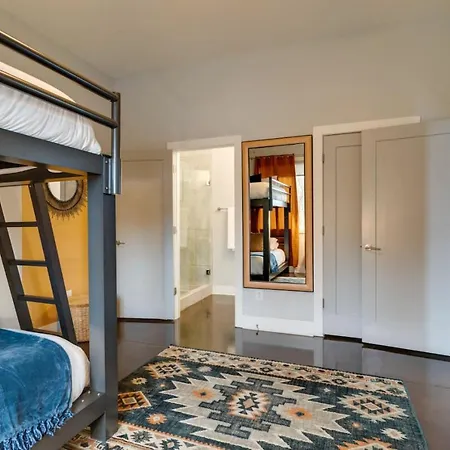 Luxury Townhome! Rooftop-game Room! Near Broadway! Holiday home