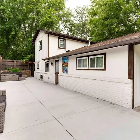East One Level With Big Yard *