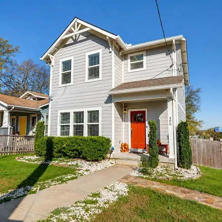 Holiday home 3 Bedroom Home- Huge Yard For Pets 4 Miles To Broadway *