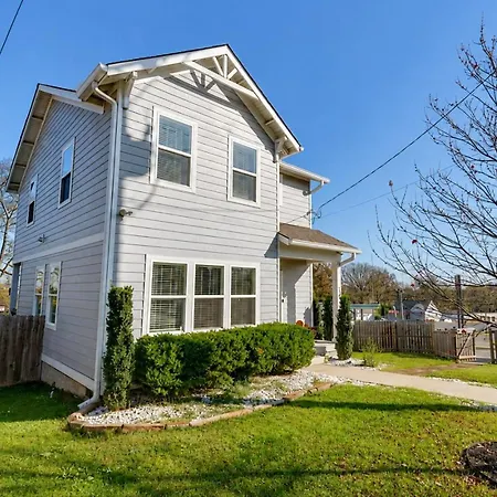 3 Bedroom Home- Huge Yard For Pets 4 Miles To Broadway Holiday home Nashville