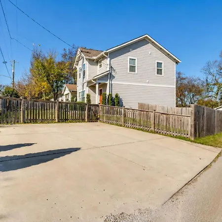 Holiday home 3 Bedroom Home- Huge Yard For Pets 4 Miles To Broadway *