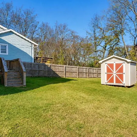 Holiday home 3 Bedroom Home- Huge Yard For Pets 4 Miles To Broadway Nashville