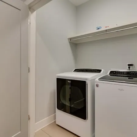Luxury Townhome! Rooftop-game Room! Near Broadway! *