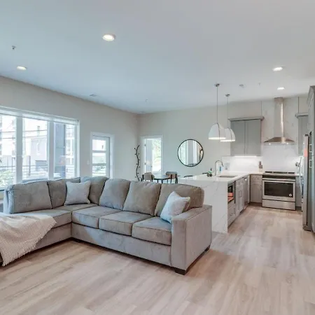 Apartment Prime West End 2br W, Sauna And Balcony Near Vandy!