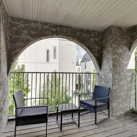 Apartment Prime Location With Balcony Near Broadway And Golf *