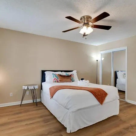 Apartment Prime Location With Balcony Near Broadway And Golf *