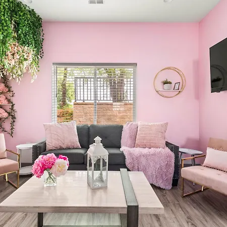 Apartment Nash Bash Retreat With Neon Sign & Sleeps 13