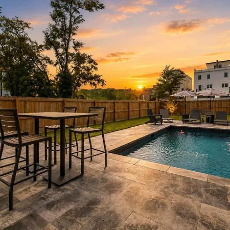 Stylish Multi-level Retreat Rooftop & Pool Table