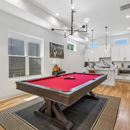 Stylish Multi-level Retreat Rooftop & Pool Table *