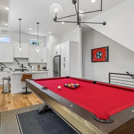 Stylish Multi-level Retreat Rooftop & Pool Table * Nashville