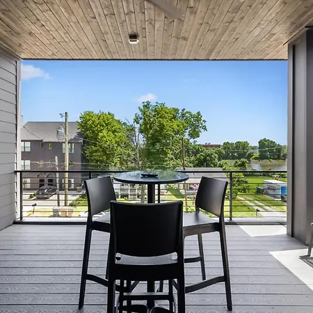 Stylish Multi-level Retreat Rooftop & Pool Table