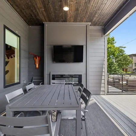 Stylish Multi-level Retreat Rooftop & Pool Table Holiday home Nashville