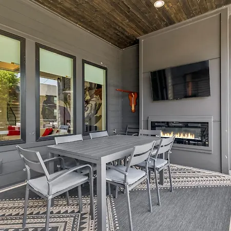 Holiday home Stylish Multi-level Retreat Rooftop & Pool Table *