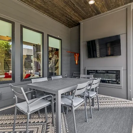 Stylish Multi-level Retreat Rooftop & Pool Table Holiday home