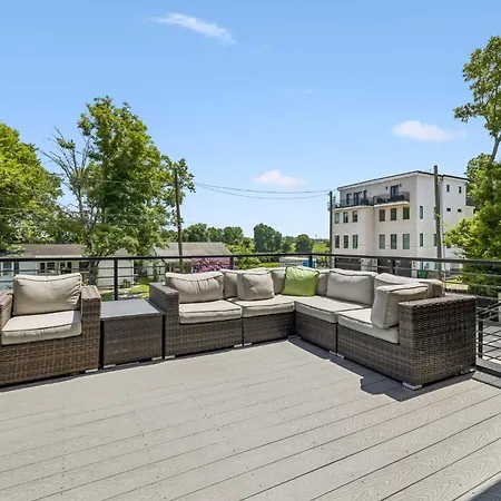 Stylish Multi-level Retreat Rooftop & Pool Table Nashville
