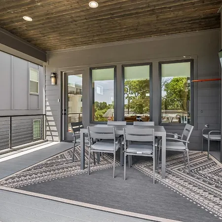Stylish Multi-level Retreat Rooftop & Pool Table Nashville