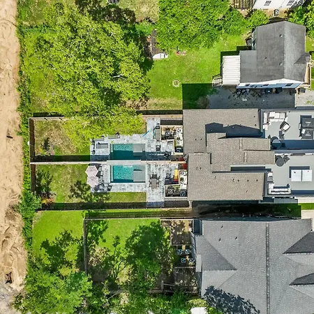Stylish Multi-level Retreat Rooftop & Pool Table