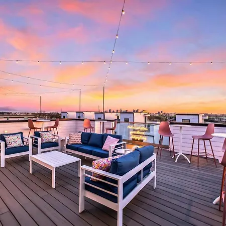 Taylor Swift Inspired Hot Tub Rooftop Deck Views Holiday home *
