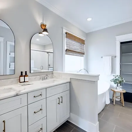 Luxe Pool Hot Tub & Game Downtown Holiday home *