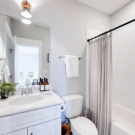 Luxe Pool Hot Tub & Game Downtown Holiday home