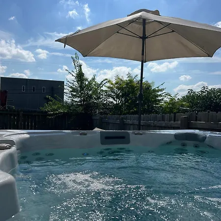 Luxe Pool Hot Tub & Game Downtown Nashville
