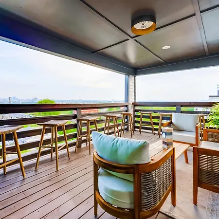 Luxe Pool Hot Tub & Game Downtown Holiday home Nashville