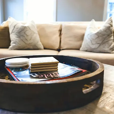 Luxe Pool Hot Tub & Game Downtown Holiday home