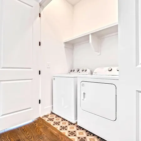 Taylor Swift Inspired Hot Tub Rooftop Deck Views Holiday home