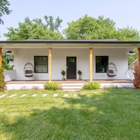 Nashoasis 10 Min To Dt, Gameroom, Huge Yard *