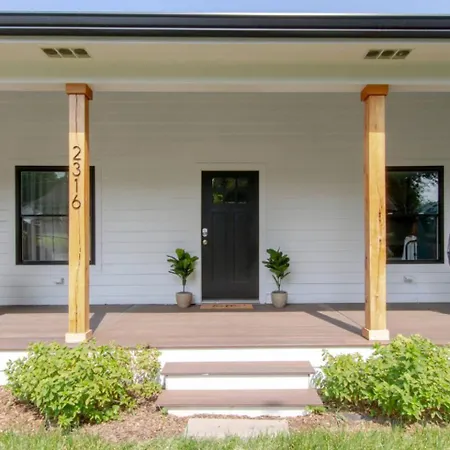 Nashoasis 10 Min To Dt, Gameroom, Huge Yard Holiday home