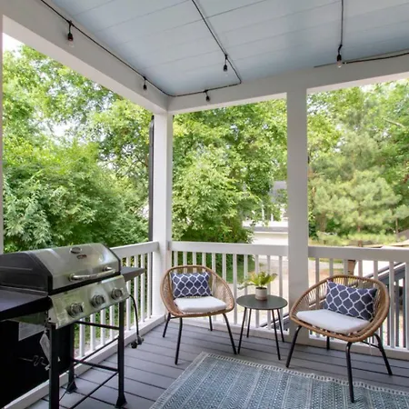 Nashoasis 10 Min To Dt, Gameroom, Huge Yard